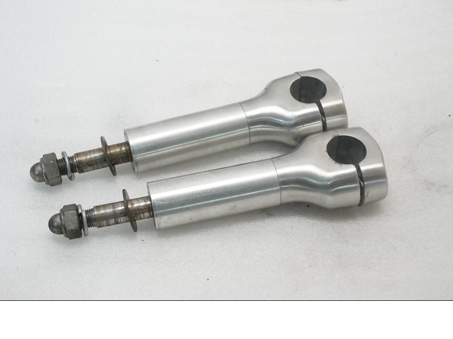 Framsidan på Styrfäste från en Yamaha XVS 650 -2000 motorcykel.