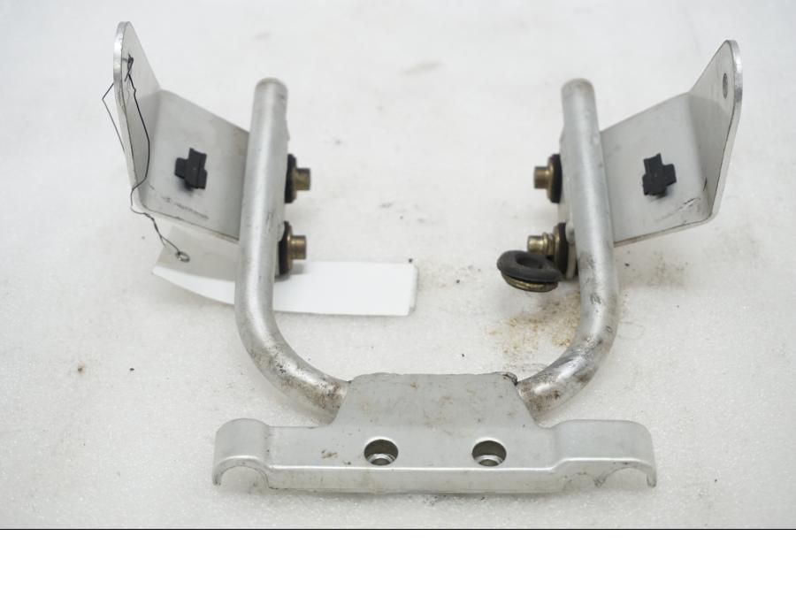 Framsidan på Strålkastarfäste från en Ducati Monster 900 -1998 motorcykel.