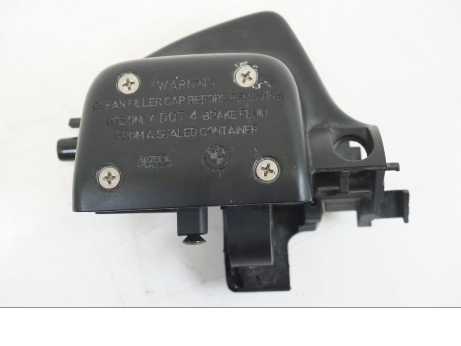 Baksidan på Bromshuvudcylinder från en BMW K 1200 LT -2004 motorcykel.