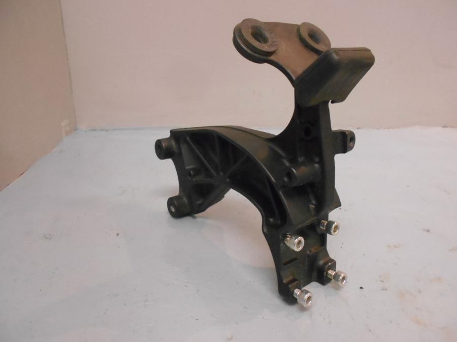 Framsidan på Instrumentfäste från en Kawasaki GTR 1400 -2008 motorcykel.