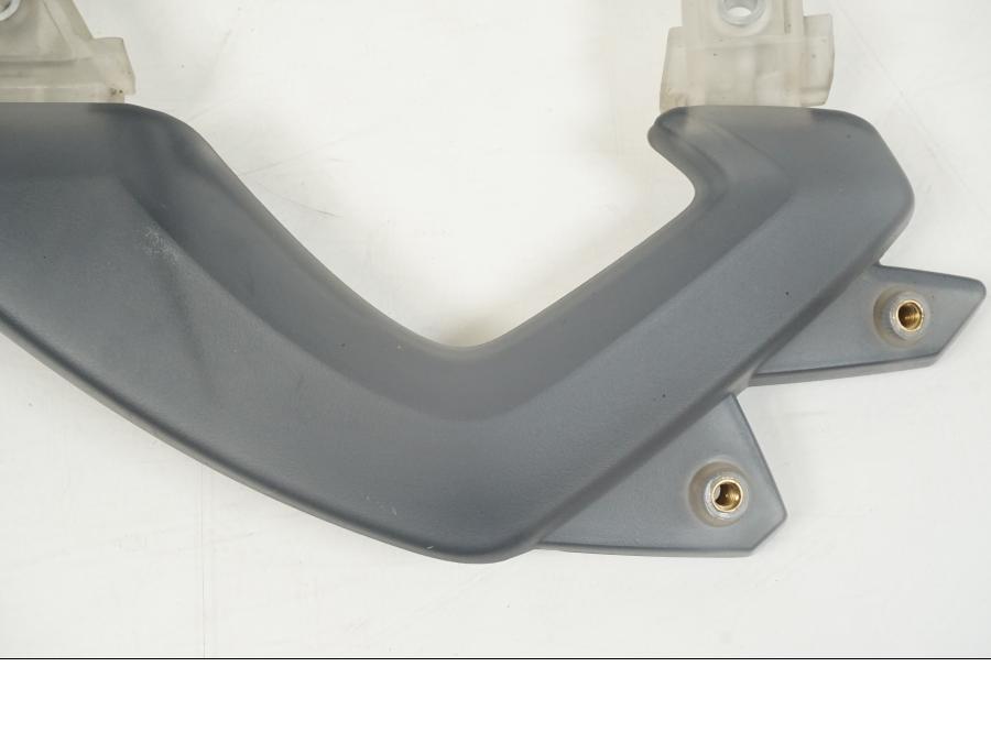 Höger sida på Vindrutefäste från en BMW F 650 CS -2002 motorcykel.