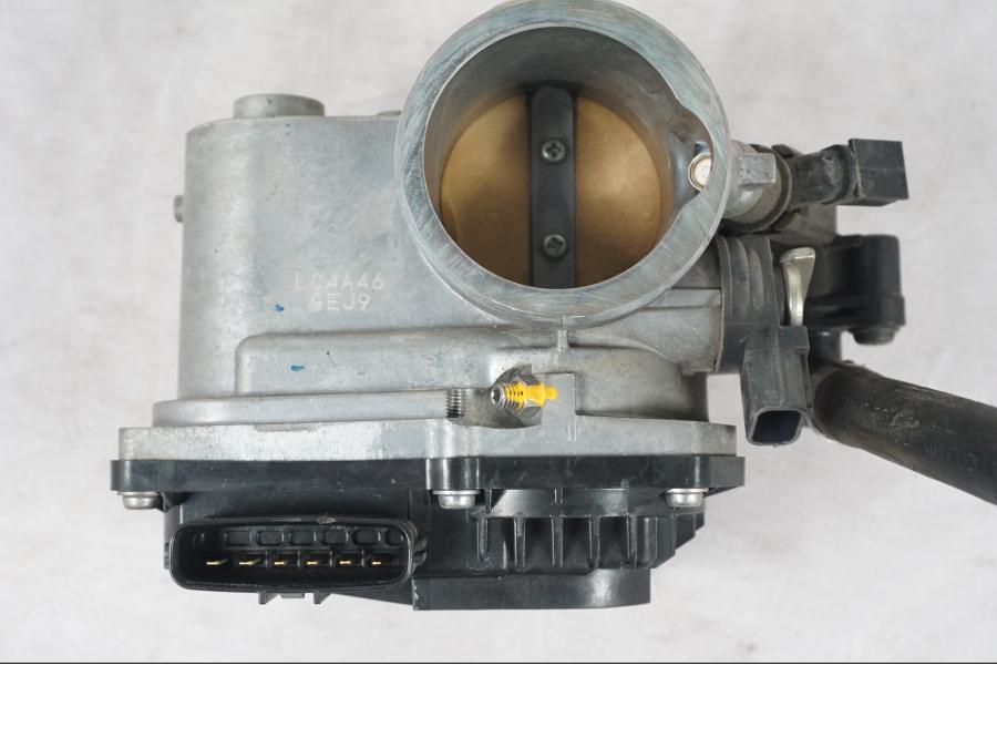 Snett uppifrån på Spjällhus från en KTM 690 Duke -2015 motorcykel.