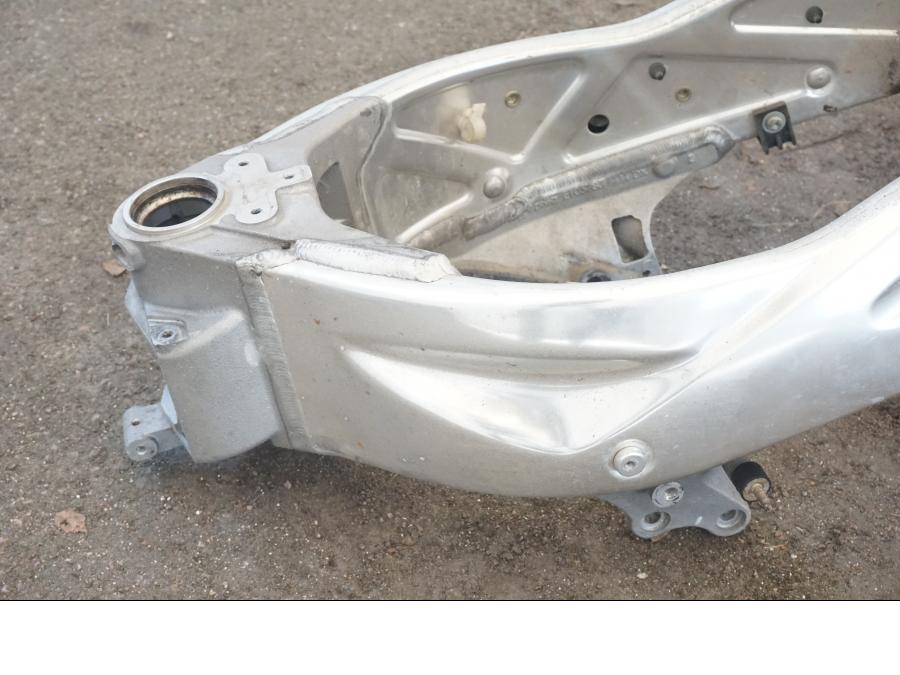 Vänster sida på Ram från en Aprilia RSV 1000 R Tuono -2006 motorcykel.