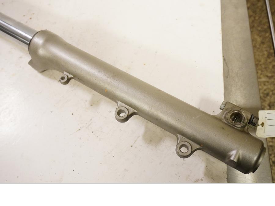 Baksidan på Gaffelben från en Yamaha XV 750 -1995 motorcykel.