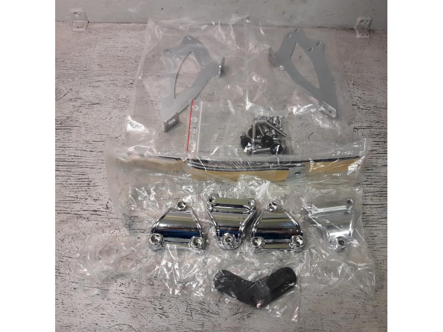 Framsidan på Vindrutefäste från en Yamaha XVS 650 -2000 motorcykel.