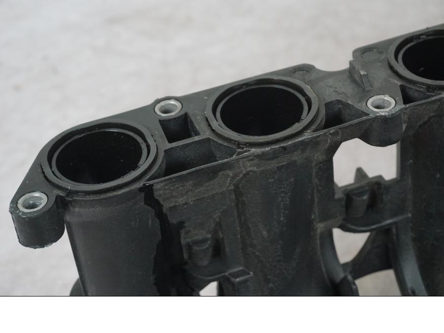 Vänster sida på Insug från en BMW K 1600 GTL -2015 motorcykel.