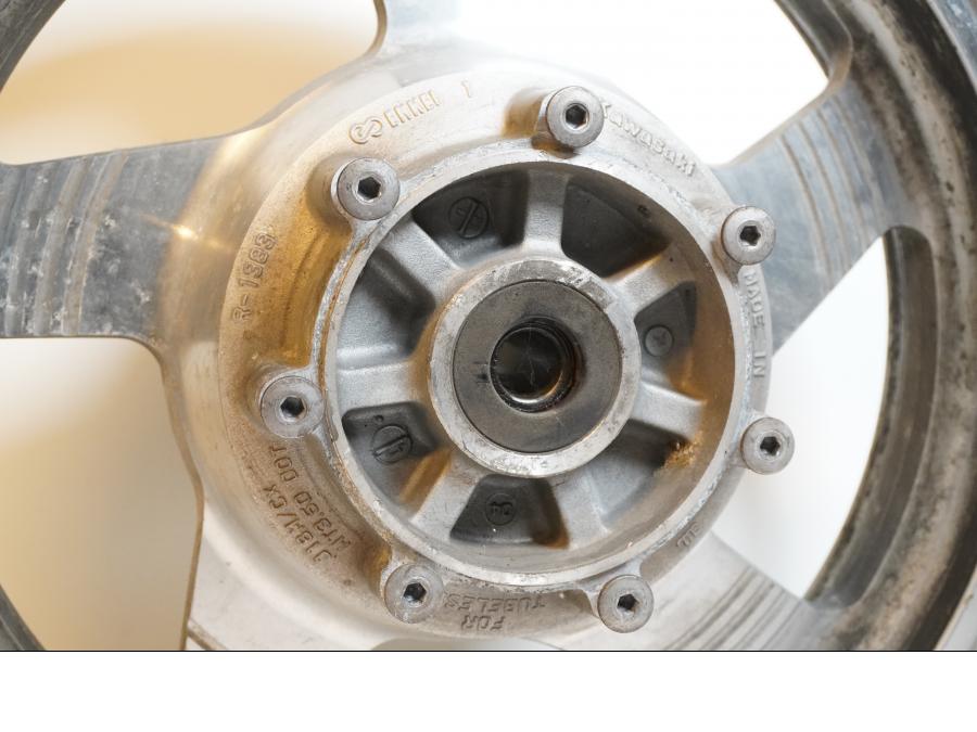 Baksidan på Fälg från en Kawasaki VN 1500 Classic Tourer -2003 motorcykel.