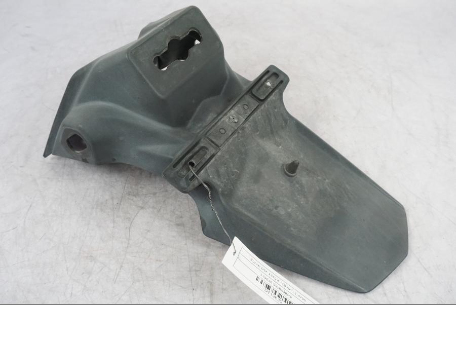 Framsidan på Skylthållare från en Suzuki GSF 1250 -2010 motorcykel.