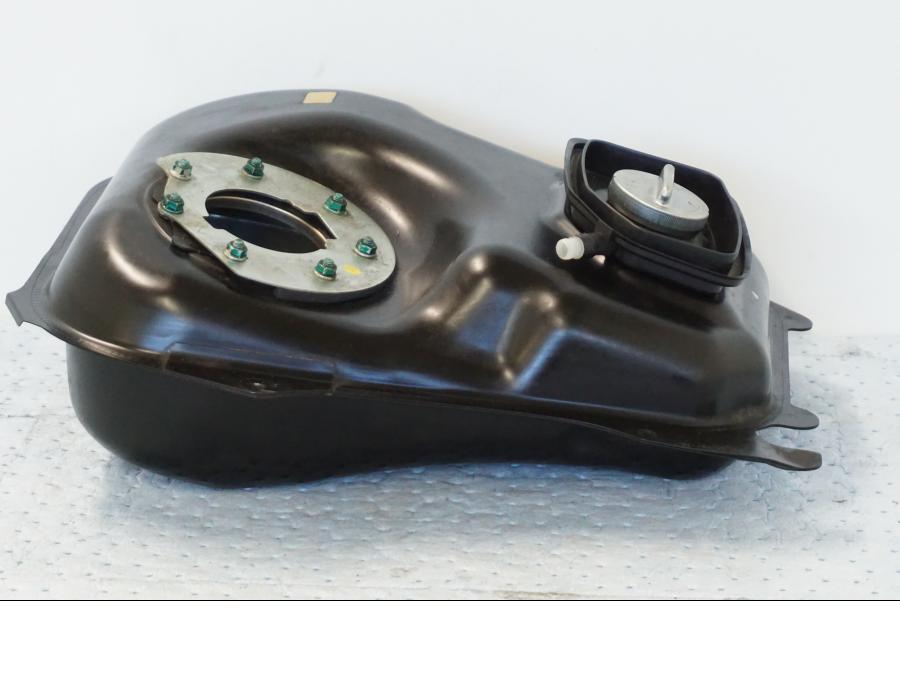 Snett uppifrån på Bensintank från en Honda SH 300 A -2011 scooter.