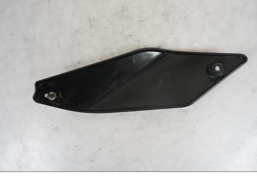 Vänster sida på Sidopanel från en KTM 690 Duke -2014 motorcykel.