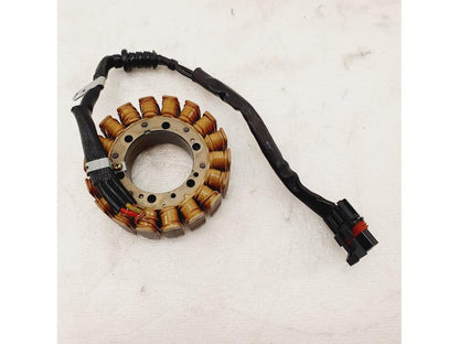 Framsidan på Generator från en H-D V-Rod 1130 -2005 motorcykel.