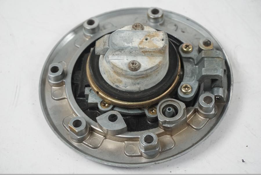 Snett nerifrån på <p>Låssats från Kawasaki ZXR 400 1992.</p>

<p>Tändningslås, tanklock, sadellås och 2st nycklar.</p> motorcykel.