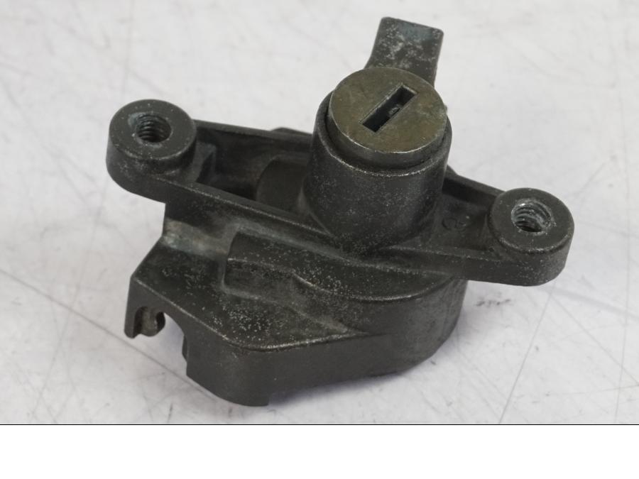 Snett nerifrån på Låssats från en Suzuki VZ 800 -2000 motorcykel.