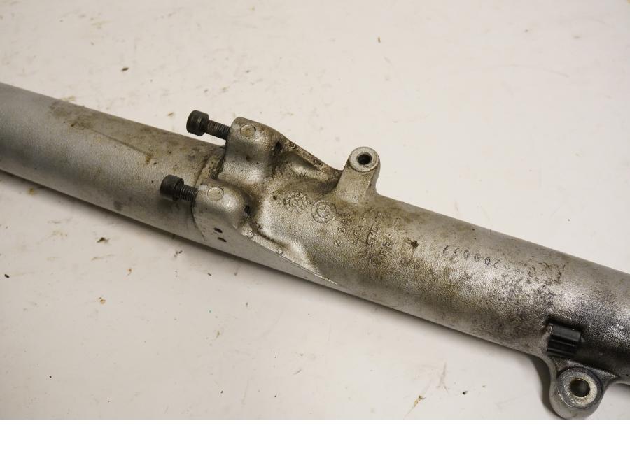 Höger sida på Gaffelben från en BMW R 850 R -2004 motorcykel.