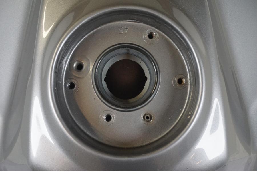 Baksidan på Bensintank från en Triumph Tiger Explorer -2013 motorcykel.