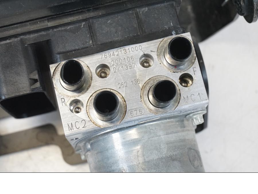 Baksidan på ABS Modulator från en Husqvarna 701 Supermoto -2020 motorcykel.