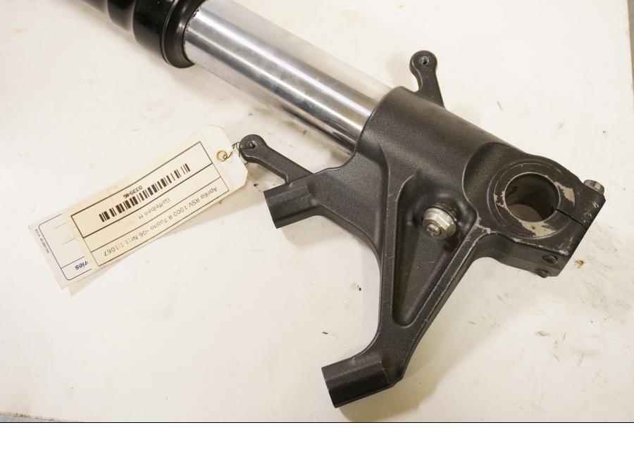 Baksidan på Gaffelben från en Aprilia RSV 1000 R Tuono -2006 motorcykel.