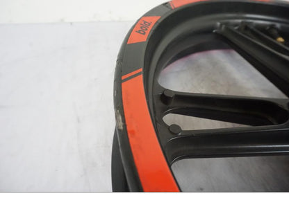 Vänster sida på Fälg från en Yamaha YZF-R 125 -2008 motorcykel.