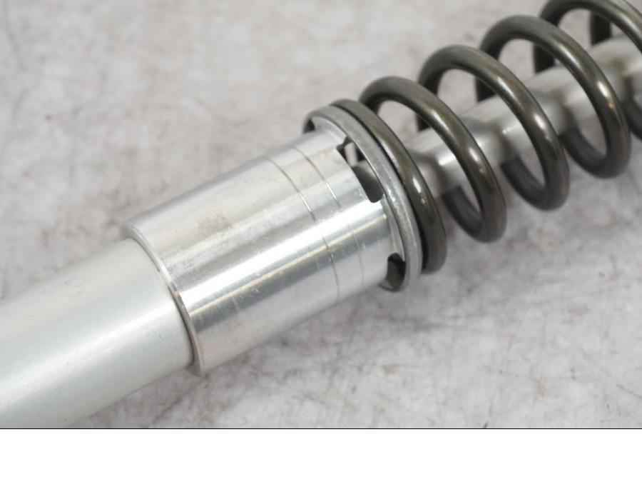 Höger sida på Gaffelbensdelar från en Kawasaki ZX-6R -2006 motorcykel.