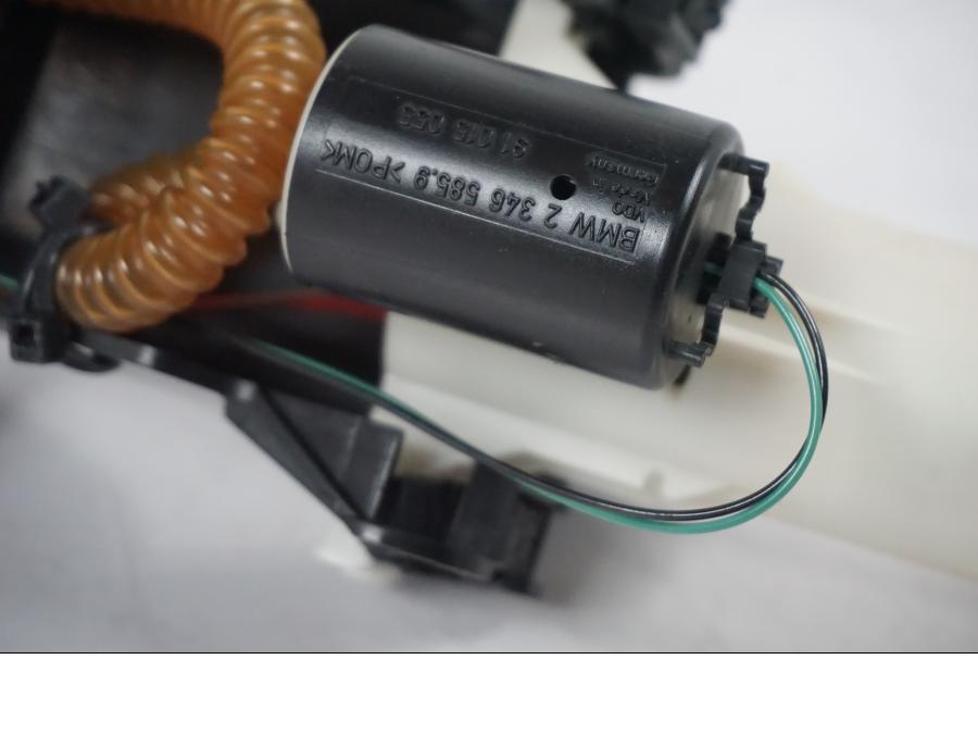 Höger sida på Bensinpump insprut från en BMW F 650 CS -2002 motorcykel.