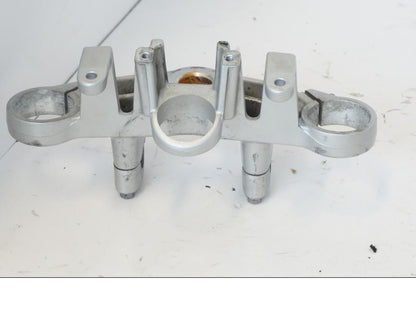 Snett nerifrån på Gaffelkrona från en Kawasaki ZR-7 -2001 motorcykel.