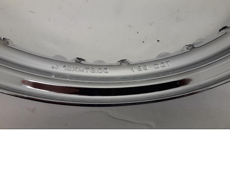 Baksidan på Fälg från en Honda VT 1100 C -1998 motorcykel.