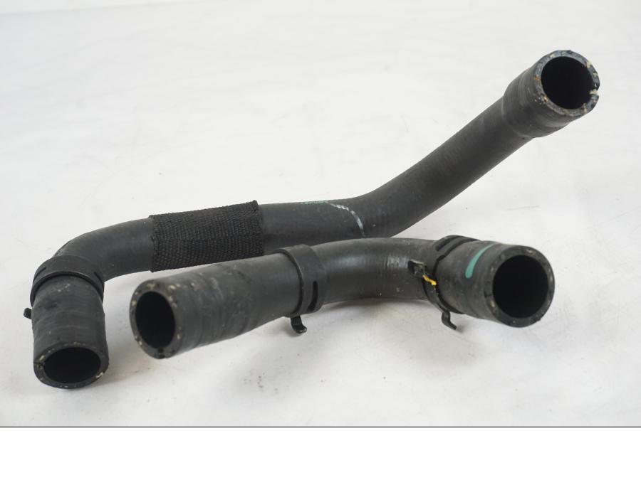 Vänster sida på Vattenkyl Slang Set från en BMW R 1250 GS -2021 motorcykel.