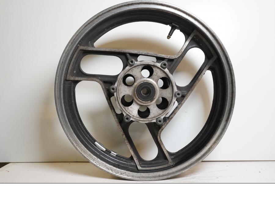 Framsidan på Fälg från en Yamaha FJ 1200 -1986 motorcykel.