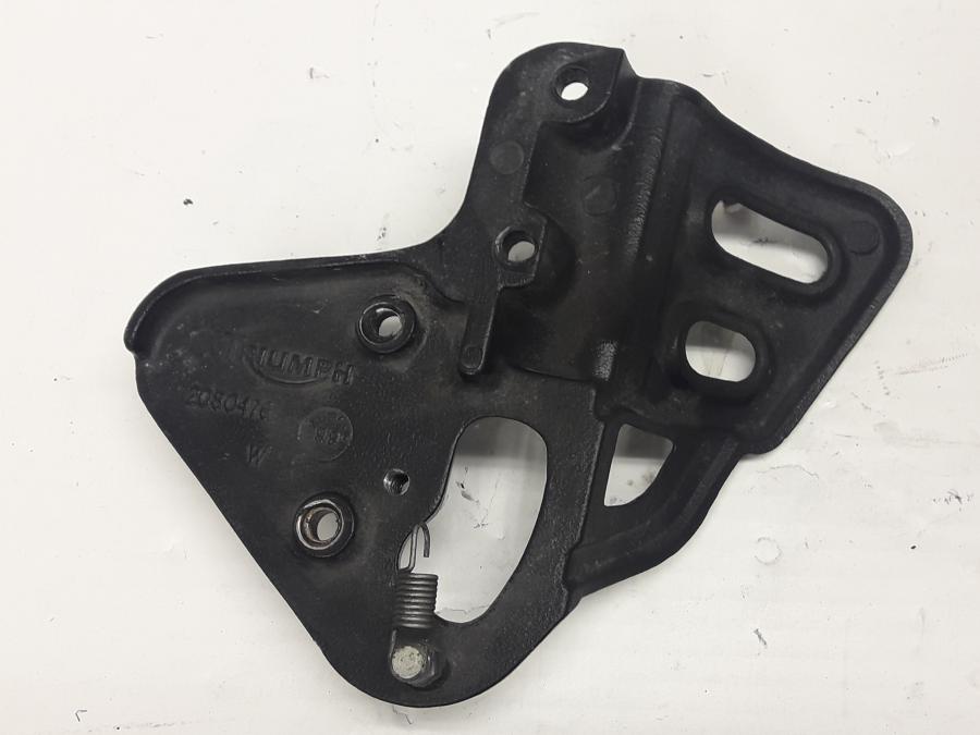 Baksidan på Fotpinnefäste från en Triumph Tiger -1999 motorcykel.