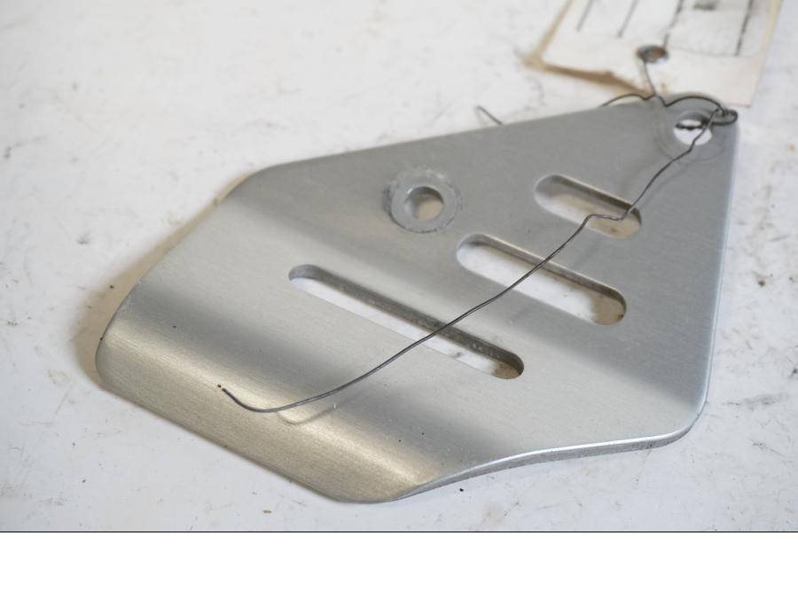 Baksidan på Bromshuvudcylinderskydd från en Suzuki DL 1000 -2004 motorcykel.