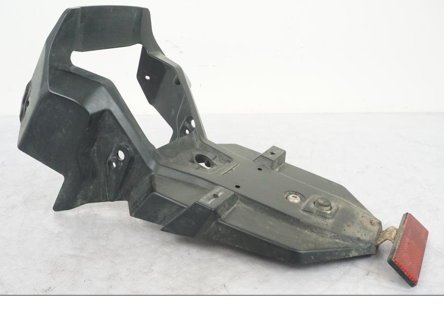 Snett nerifrån på Skylthållare från en Triumph Tiger Explorer -2013 motorcykel.