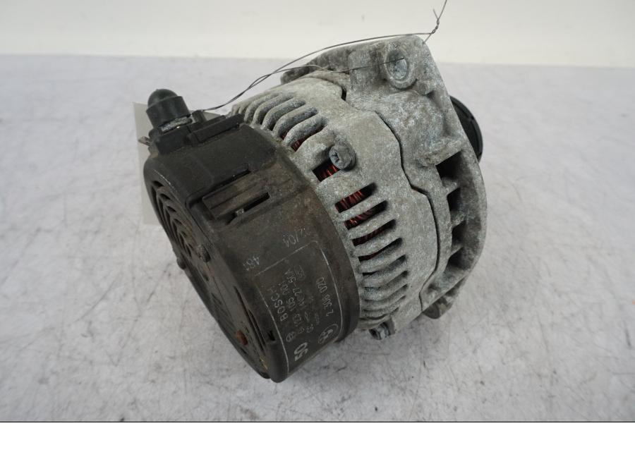 Framsidan på Generator från en BMW R 850 R -2004 motorcykel.