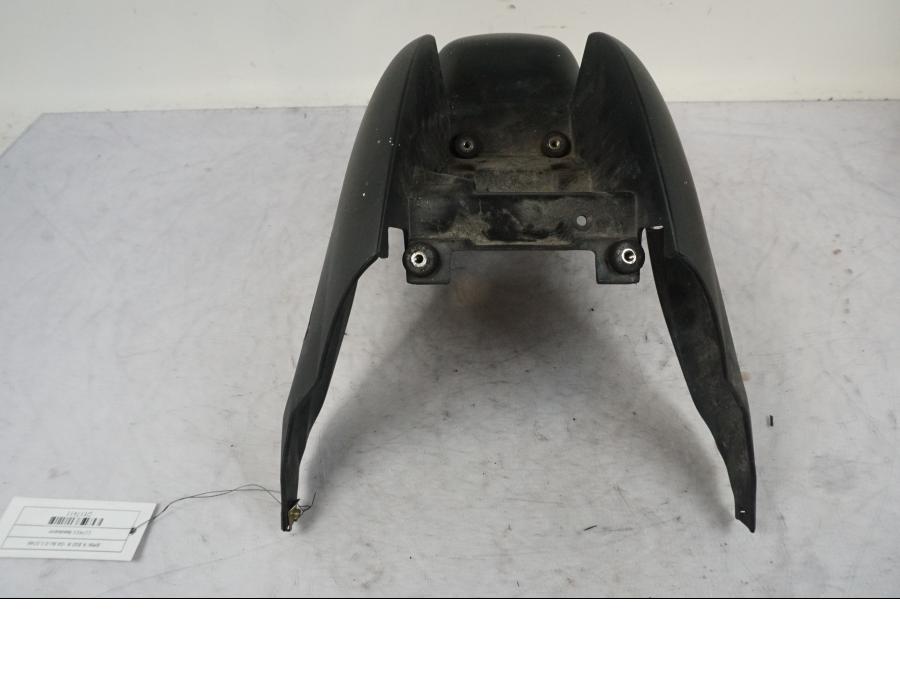 Snett uppifrån på Bakskärm från en BMW R 850 R -2004 motorcykel.