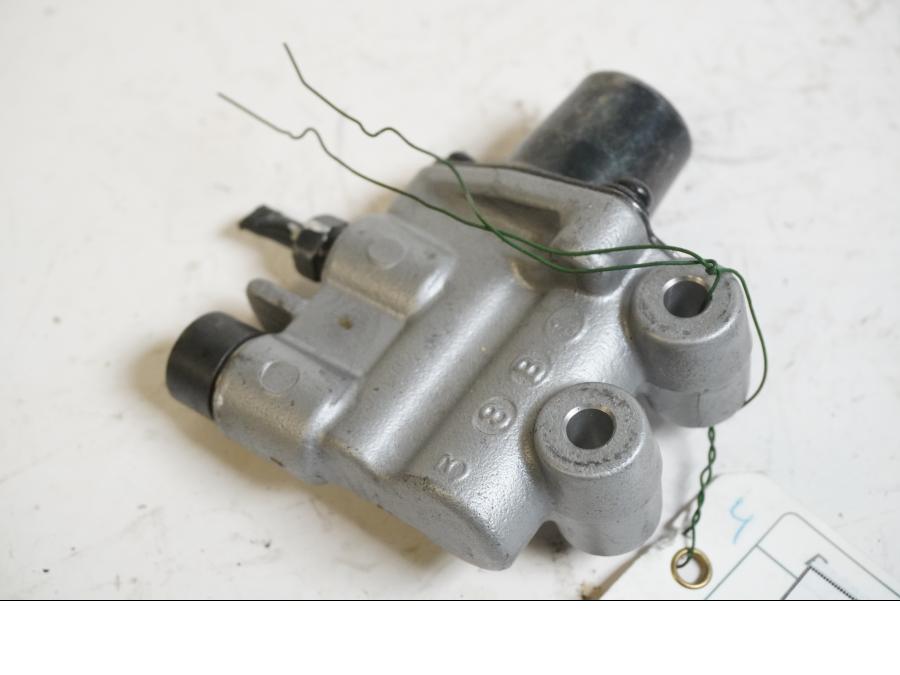 Baksidan på Bromsfördelare från en Honda VFR 800 -2008 motorcykel.