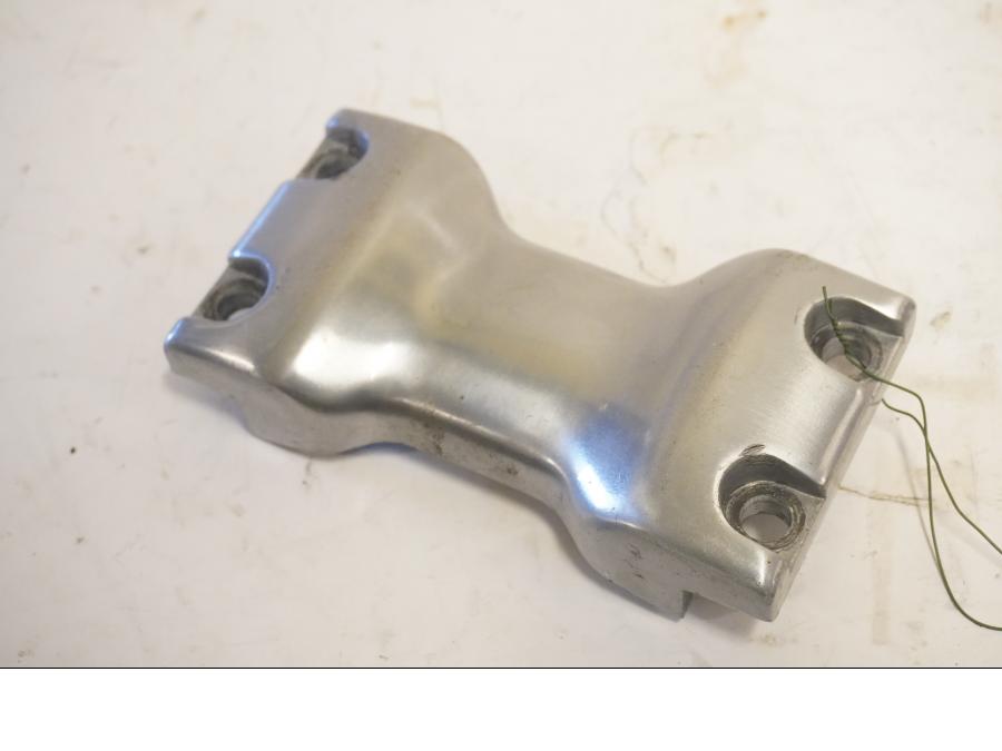 Framsidan på Framskärmsstag från en Yamaha XV 1100 -1995 motorcykel.