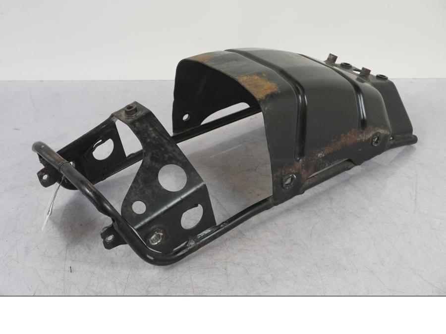 Vänster sida på Bakskärmstag från en Suzuki VZ 800 -2000 motorcykel.