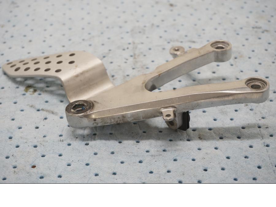 Framsidan på Fotpinnefäste från en Yamaha YZF 1000 R1 -2003 motorcykel.