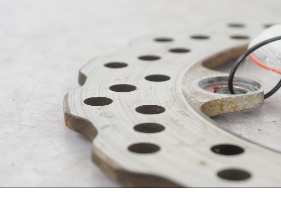 Vänster sida på Bromsskiva från en Kawasaki ZX-6R -2006 motorcykel.