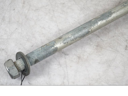 Baksidan på Axel från en Triumph Tiger -2009 motorcykel.