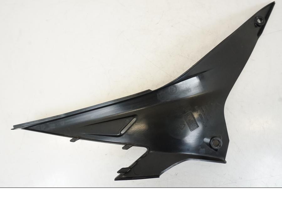 Höger sida på Sidopanel från en Aprilia Tuono V4R -2011 motorcykel.