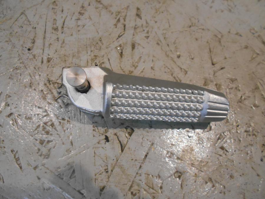 Framsidan på Fotpinne från en BMW K 1300 R -2009 motorcykel.