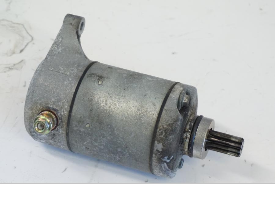 Baksidan på Startmotor från en Yamaha YZF 1000 R -1997 motorcykel.