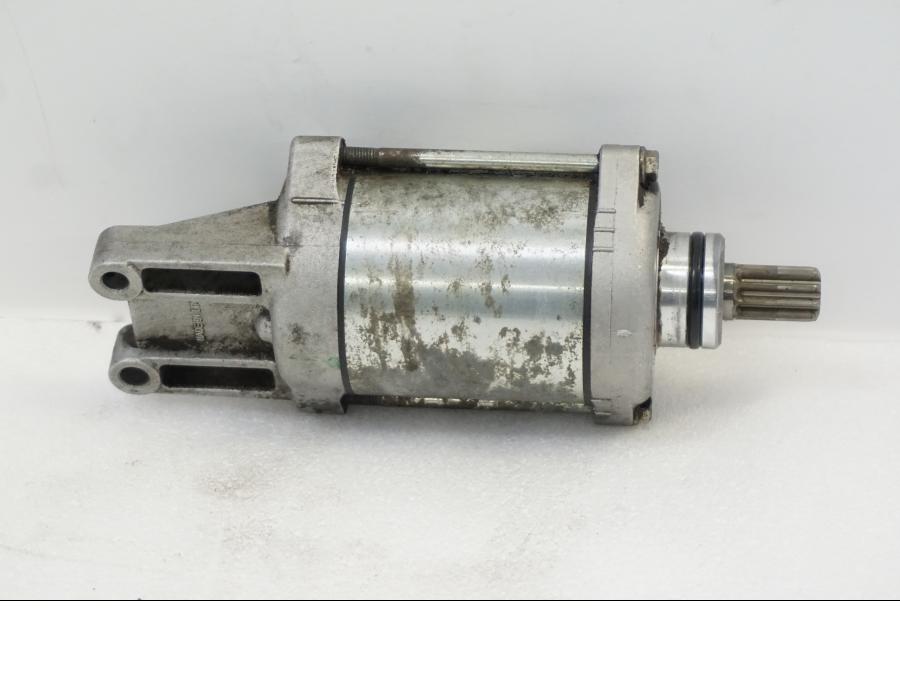 Baksidan på Startmotor från en Aprilia RSV 1000 -2010 motorcykel.