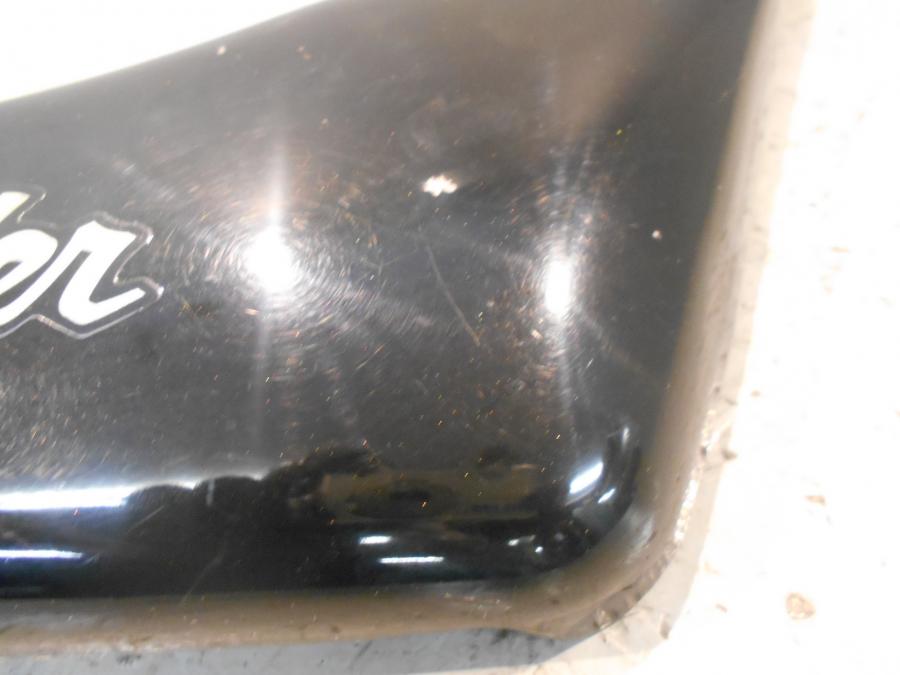 Baksidan på Sidopanel från en Suzuki VS 750 Intruder -1986 motorcykel.