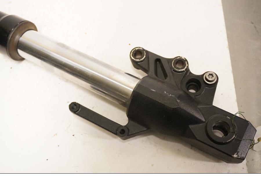 Baksidan på Gaffelben från en Kawasaki Versys 650 -2007 motorcykel.