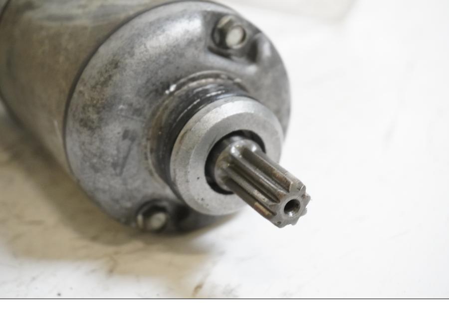 Baksidan på Startmotor från en Suzuki GSX-R 750 -1996 motorcykel.