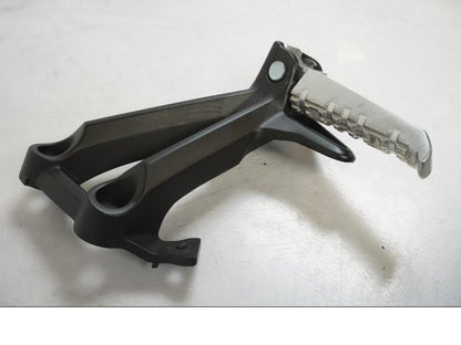 Höger sida på Fotpinne från en Yamaha MT-09 -2019 motorcykel.