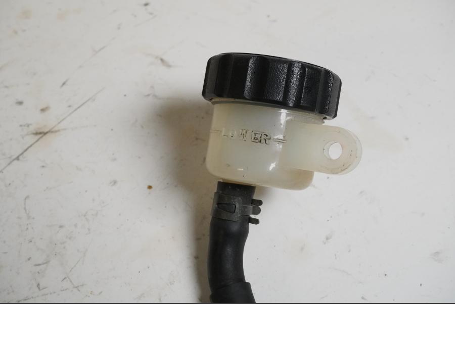 Höger sida på Bromshuvudcylinder från en Yamaha XJR 1300 -1999 motorcykel.