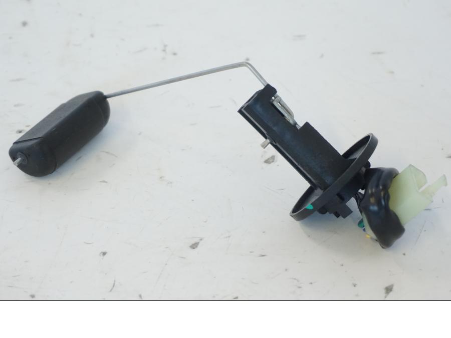 Vänster sida på Bensintankgivare från en Kymco Agility 125 -2019 scooter.