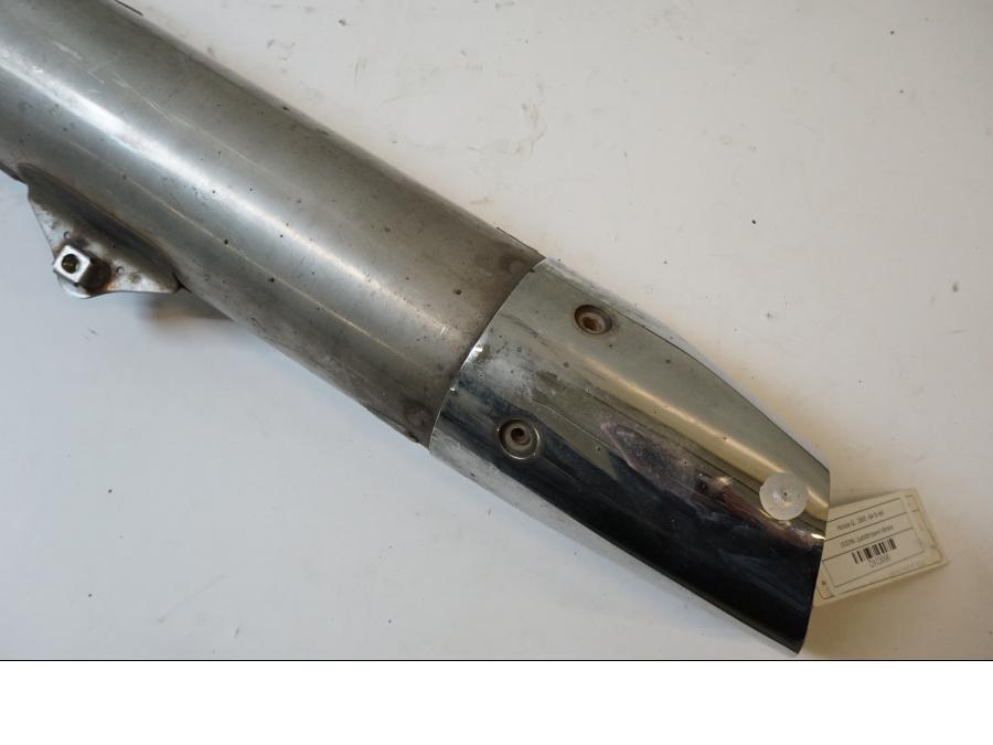 Snett nerifrån på Ljuddämpare från en Honda GL 1800 -2004 motorcykel.